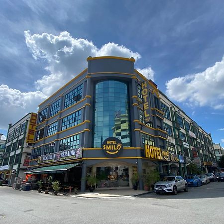 Smile Hotel Serdang South City Exterior photo